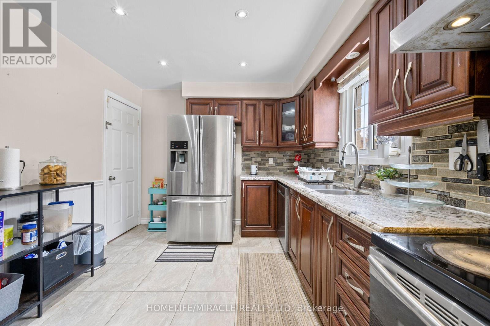 3124 Patrick Crescent, Mississauga, Ontario  L5N 3G5 - Photo 12 - W12444261