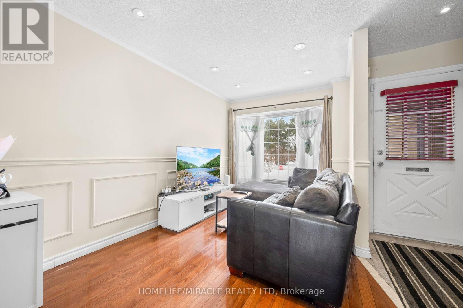3124 Patrick Crescent, Mississauga, Ontario  L5N 3G5 - Photo 5 - W12444261