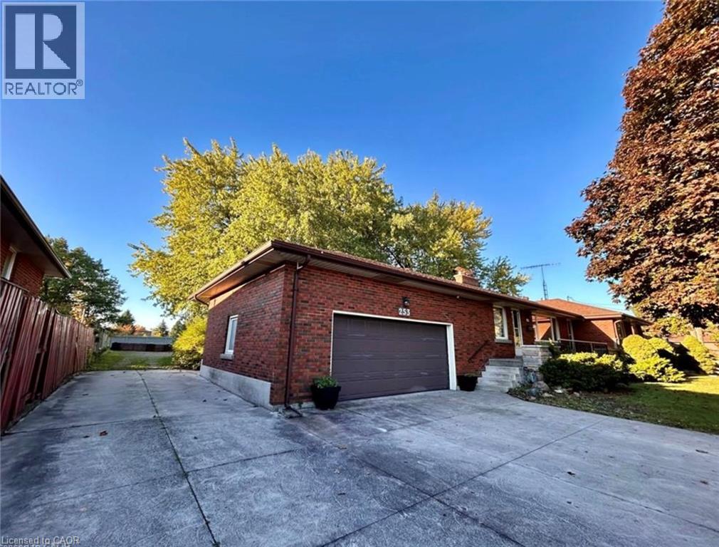 253 Limeridge Road W, Hamilton, Ontario  L9C 2V4 - Photo 2 - 40776369