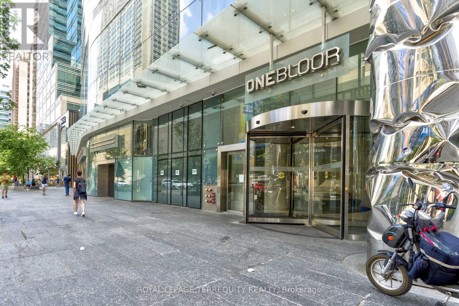 2712 - 1 Bloor Street E, Toronto, Ontario  M4W 0A8 - Photo 3 - C12444470