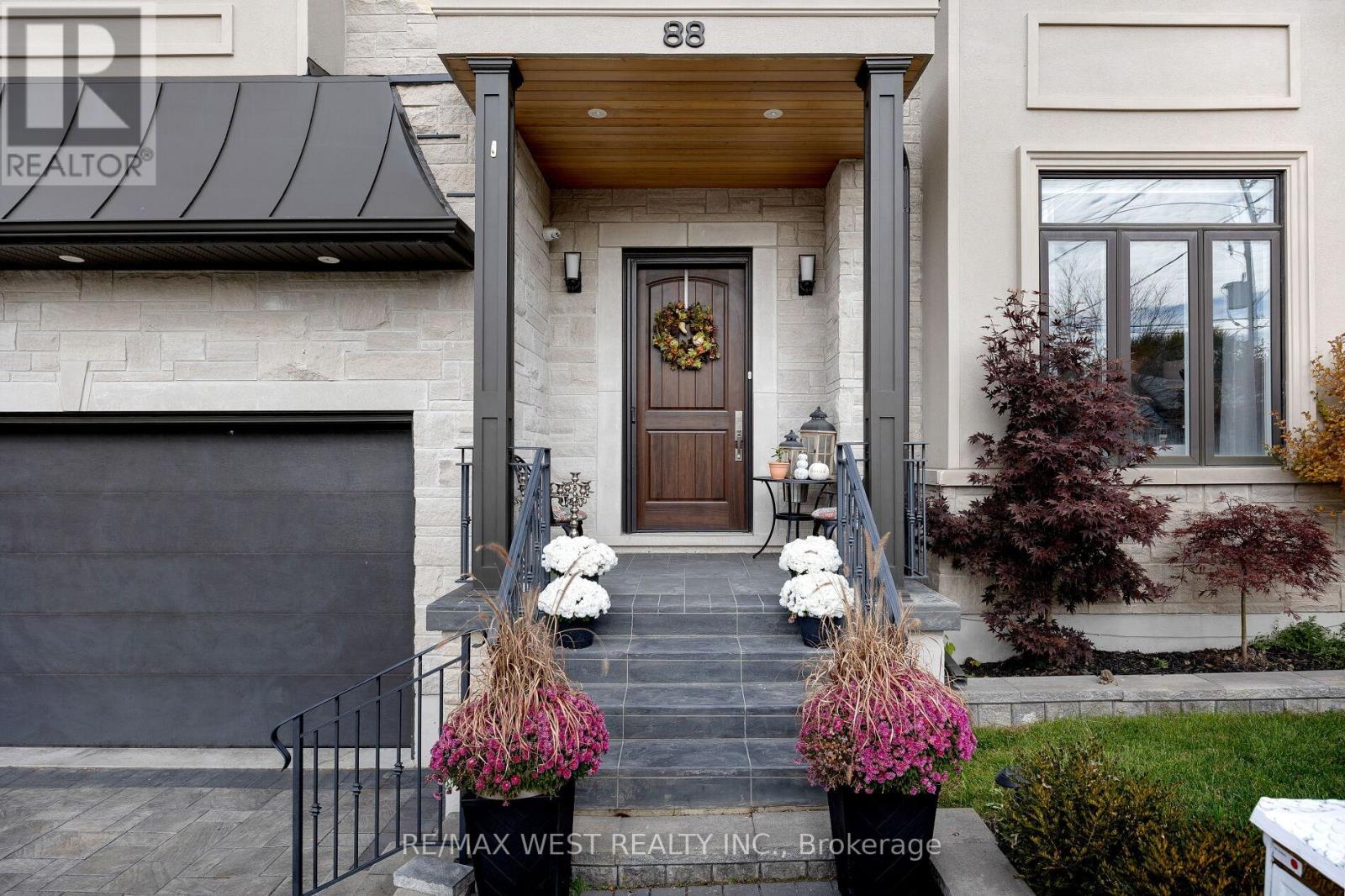 88 Yardley Avenue, Toronto, Ontario  M4B 2B1 - Photo 2 - E12444476