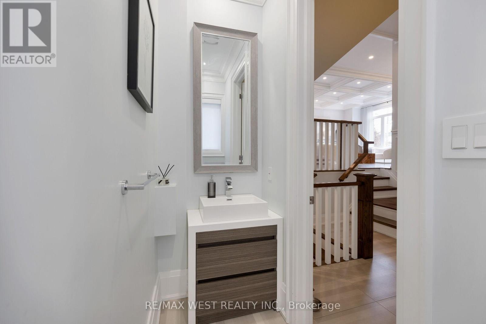 88 Yardley Avenue, Toronto, Ontario  M4B 2B1 - Photo 9 - E12444476