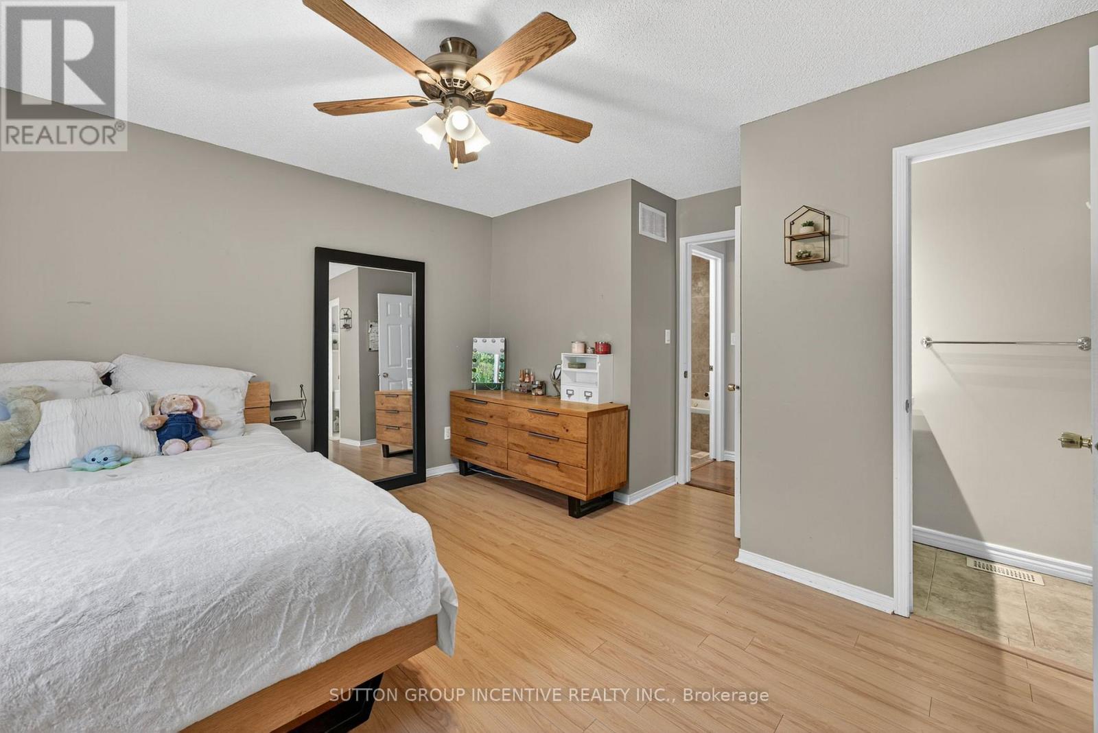 59 Osborn Street, Essa, Ontario  L0M 1B0 - Photo 12 - N12444405