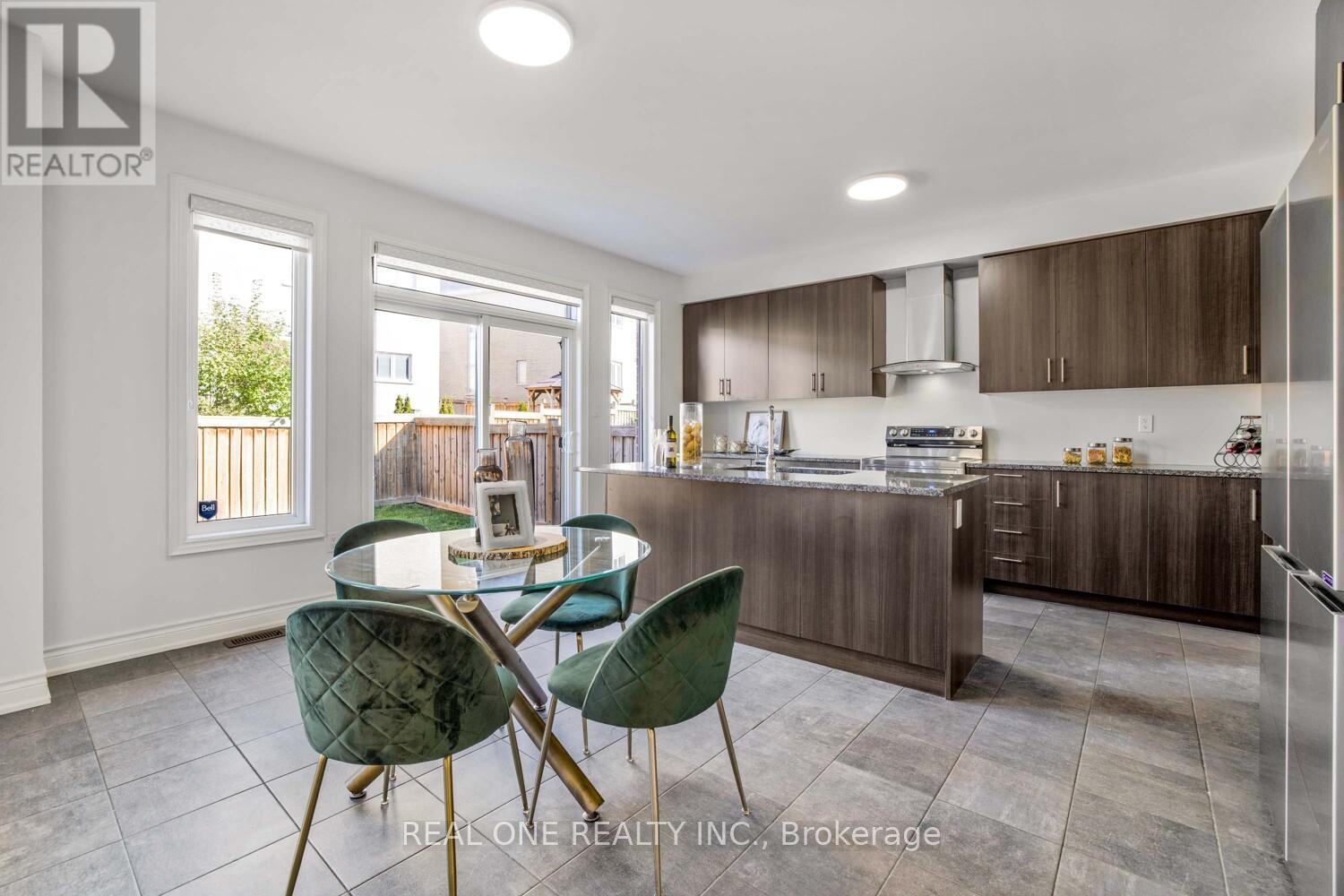 24 Larkfield Crescent, East Gwillimbury, Ontario  L9N 0P7 - Photo 12 - N12444421