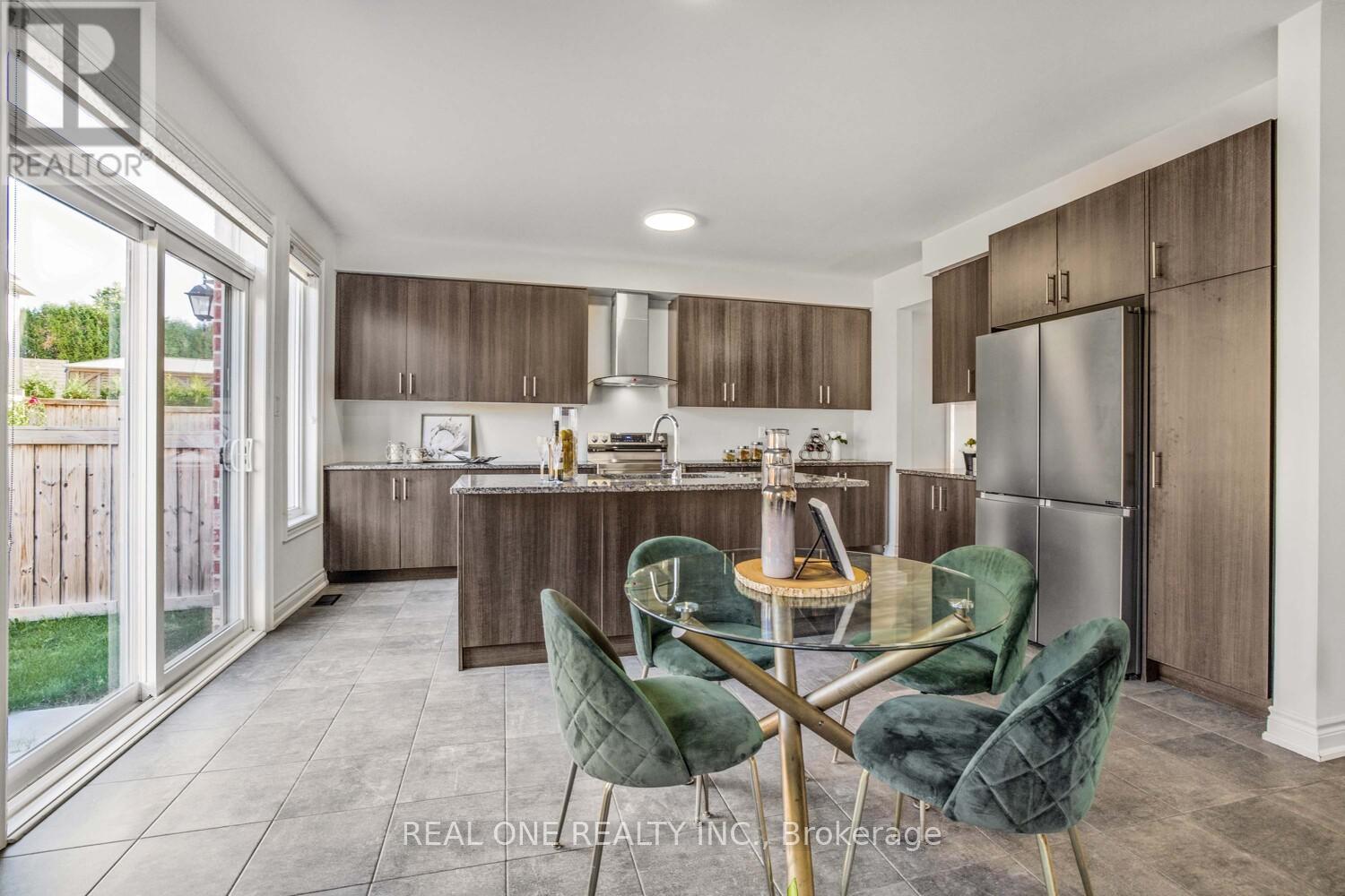 24 Larkfield Crescent, East Gwillimbury, Ontario  L9N 0P7 - Photo 13 - N12444421