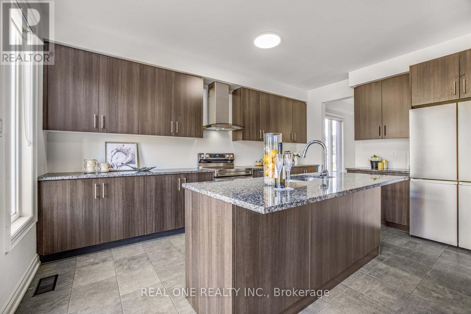 24 Larkfield Crescent, East Gwillimbury, Ontario  L9N 0P7 - Photo 14 - N12444421