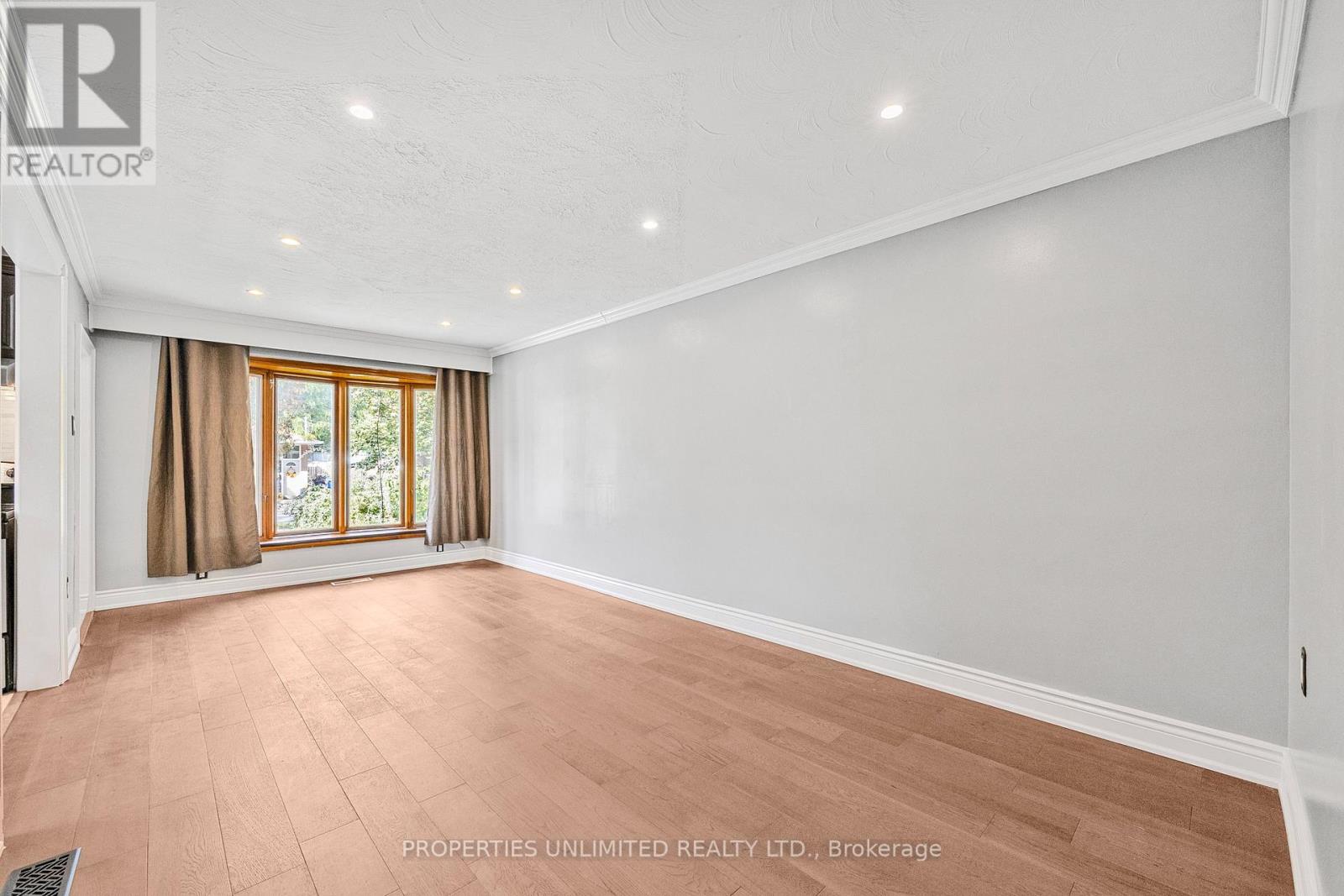 228 Penn Avenue S, Newmarket, Ontario  L3Y 2S5 - Photo 9 - N12438812
