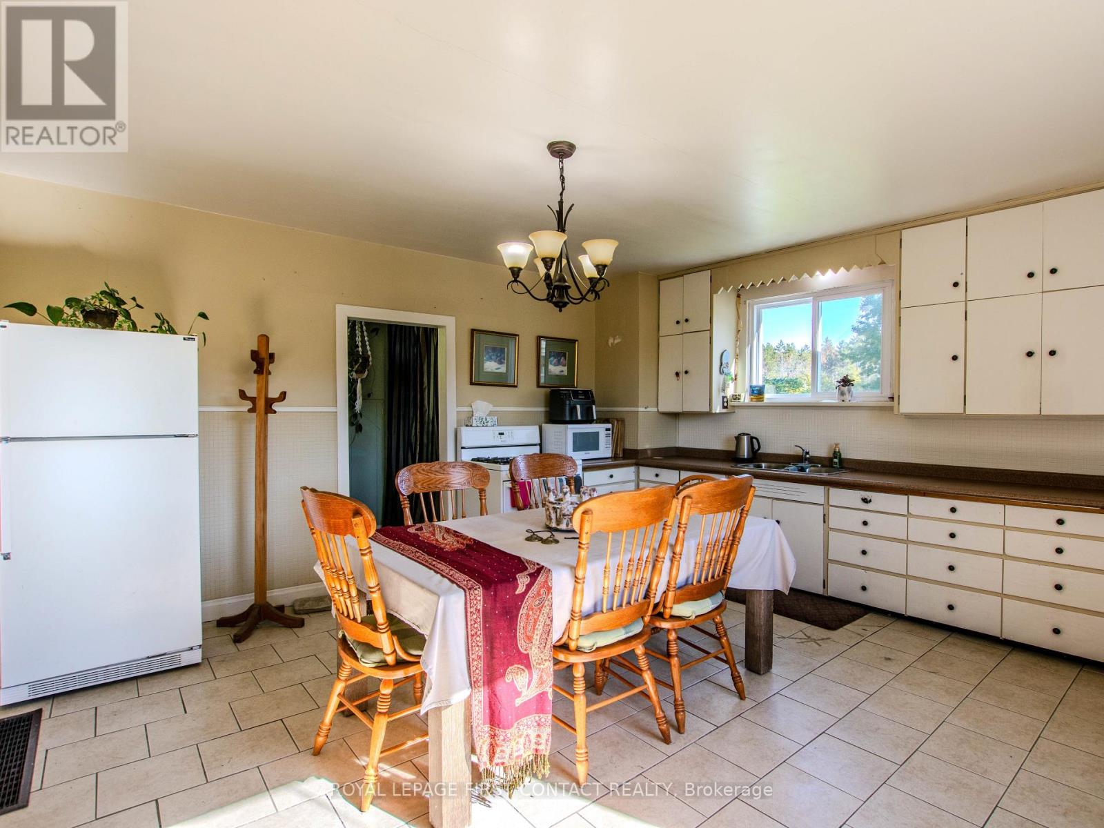 2041 Flos 4 Road W, Springwater, Ontario  L0L 2K0 - Photo 4 - S12444432