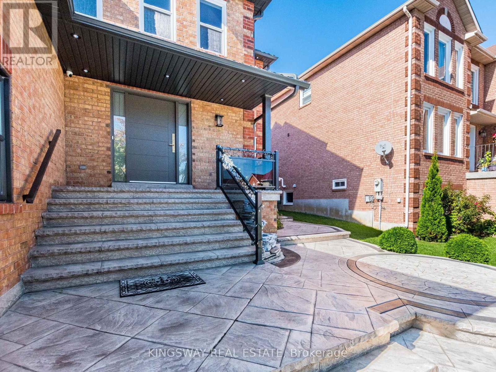 58 Leeward Drive, Brampton, Ontario  L6S 5V8 - Photo 4 - W12444398