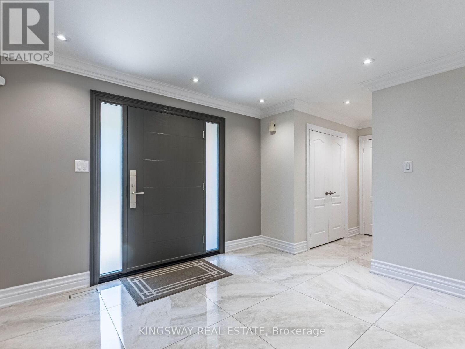 58 Leeward Drive, Brampton, Ontario  L6S 5V8 - Photo 6 - W12444398