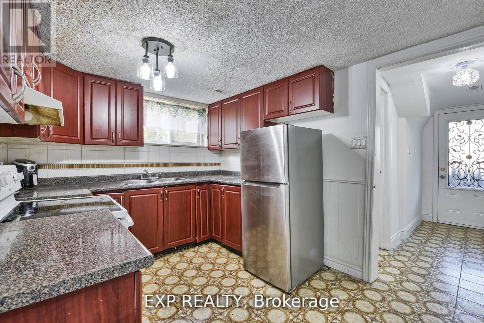 7292 Redfox Road, Mississauga, Ontario  L4T 2L8 - Photo 17 - W12444415