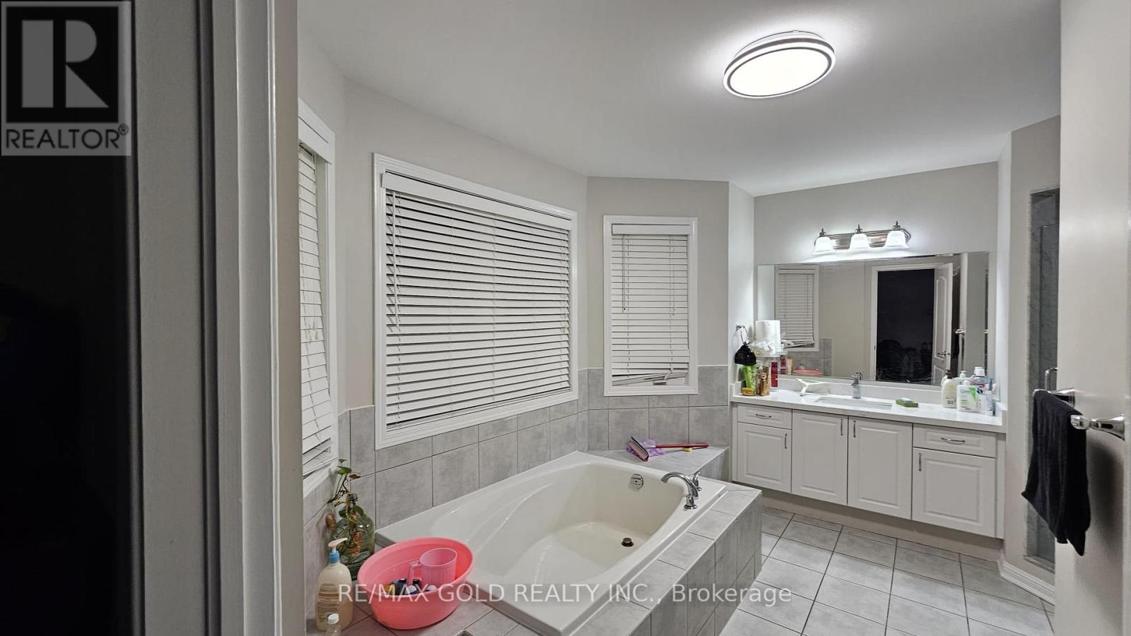 210 Dymott Avenue, Milton, Ontario  L9T 0Z8 - Photo 6 - W12444447