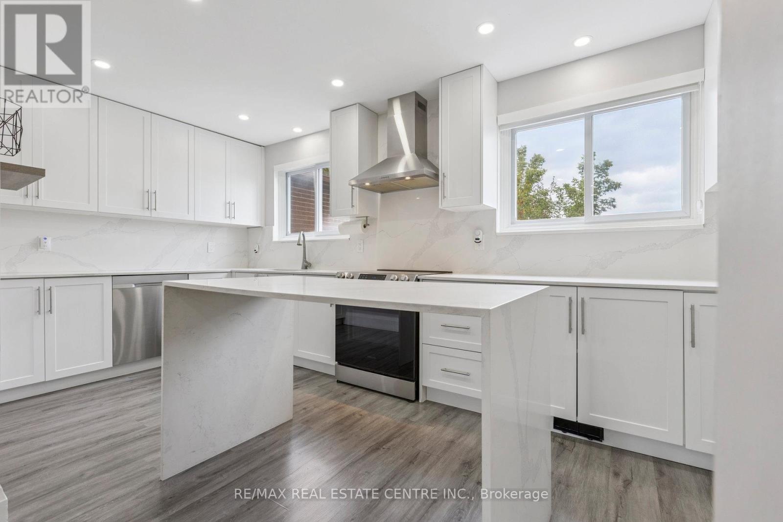 122 Mooregate Crescent, Kitchener, Ontario  N2M 2G1 - Photo 12 - X12444428