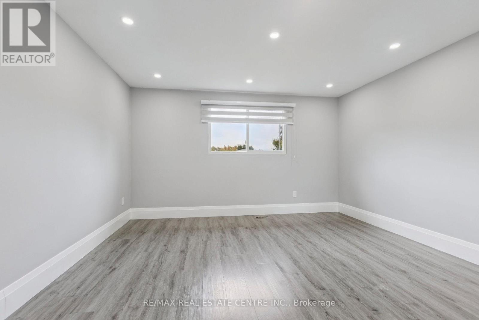 122 Mooregate Crescent, Kitchener, Ontario  N2M 2G1 - Photo 23 - X12444428