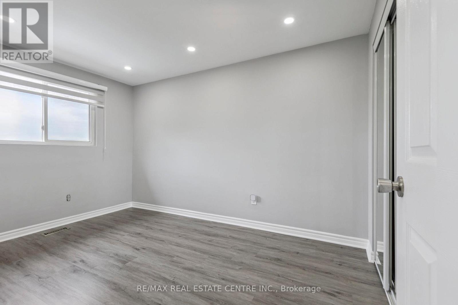 122 Mooregate Crescent, Kitchener, Ontario  N2M 2G1 - Photo 25 - X12444428