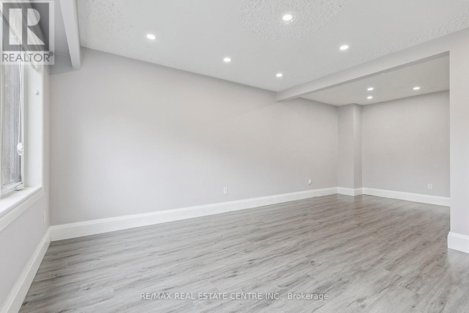 122 Mooregate Crescent, Kitchener, Ontario  N2M 2G1 - Photo 6 - X12444428