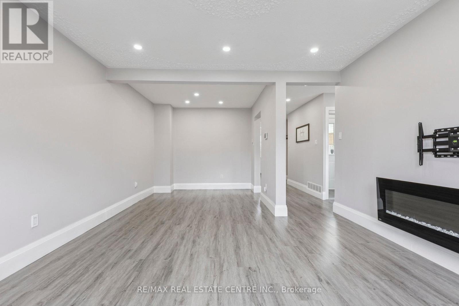122 Mooregate Crescent, Kitchener, Ontario  N2M 2G1 - Photo 7 - X12444428