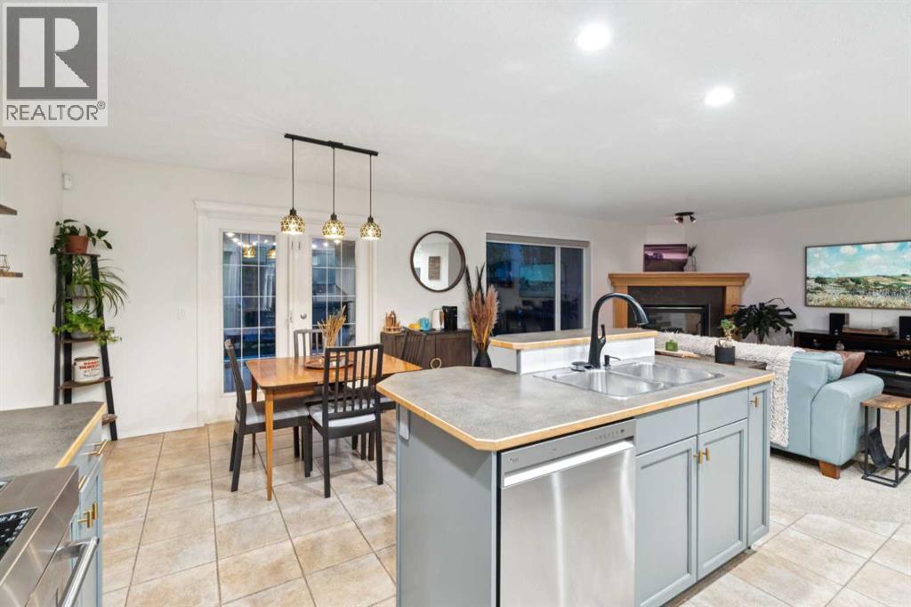 251 Everwillow Close Sw, Calgary, Alberta  T2Y 4G4 - Photo 6 - A2258587