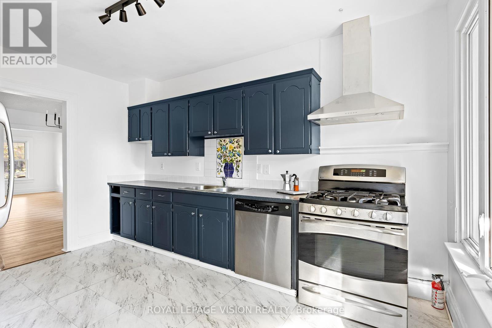 25 Bellefair Avenue, Toronto, Ontario  M4L 3T7 - Photo 17 - E12444497