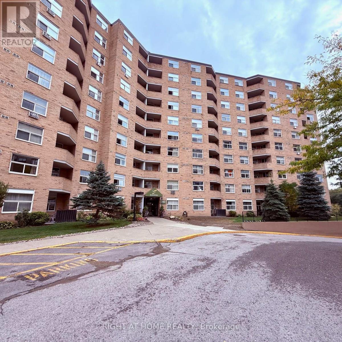 806 - 260 DAVIS DRIVE, Newmarket, Ontario