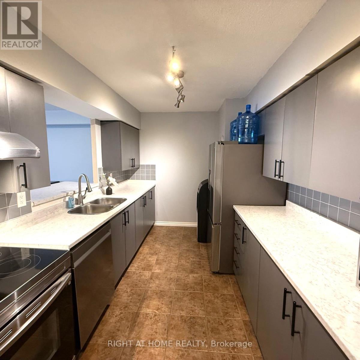 806 - 260 Davis Drive, Newmarket, Ontario  L3Y 7C3 - Photo 12 - N12444508