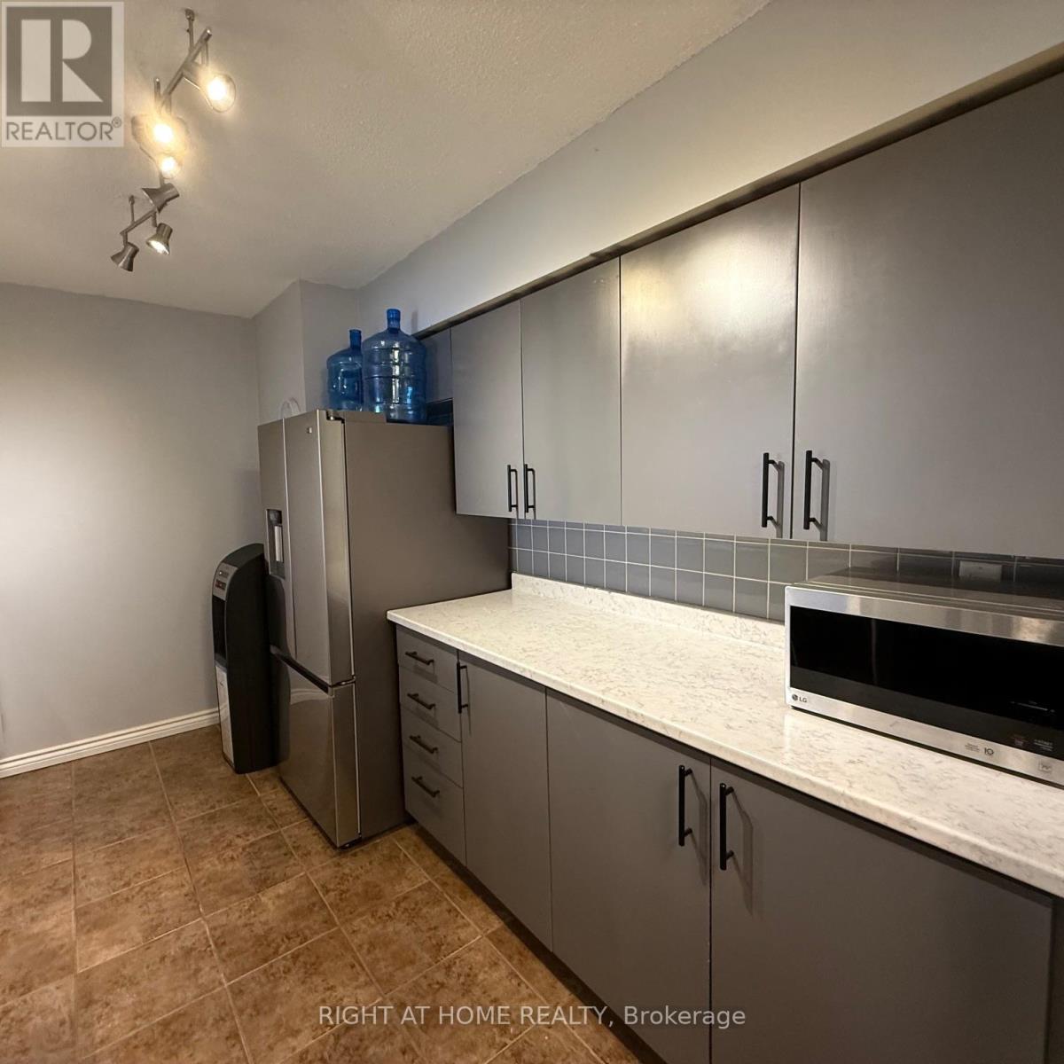 806 - 260 Davis Drive, Newmarket, Ontario  L3Y 7C3 - Photo 14 - N12444508