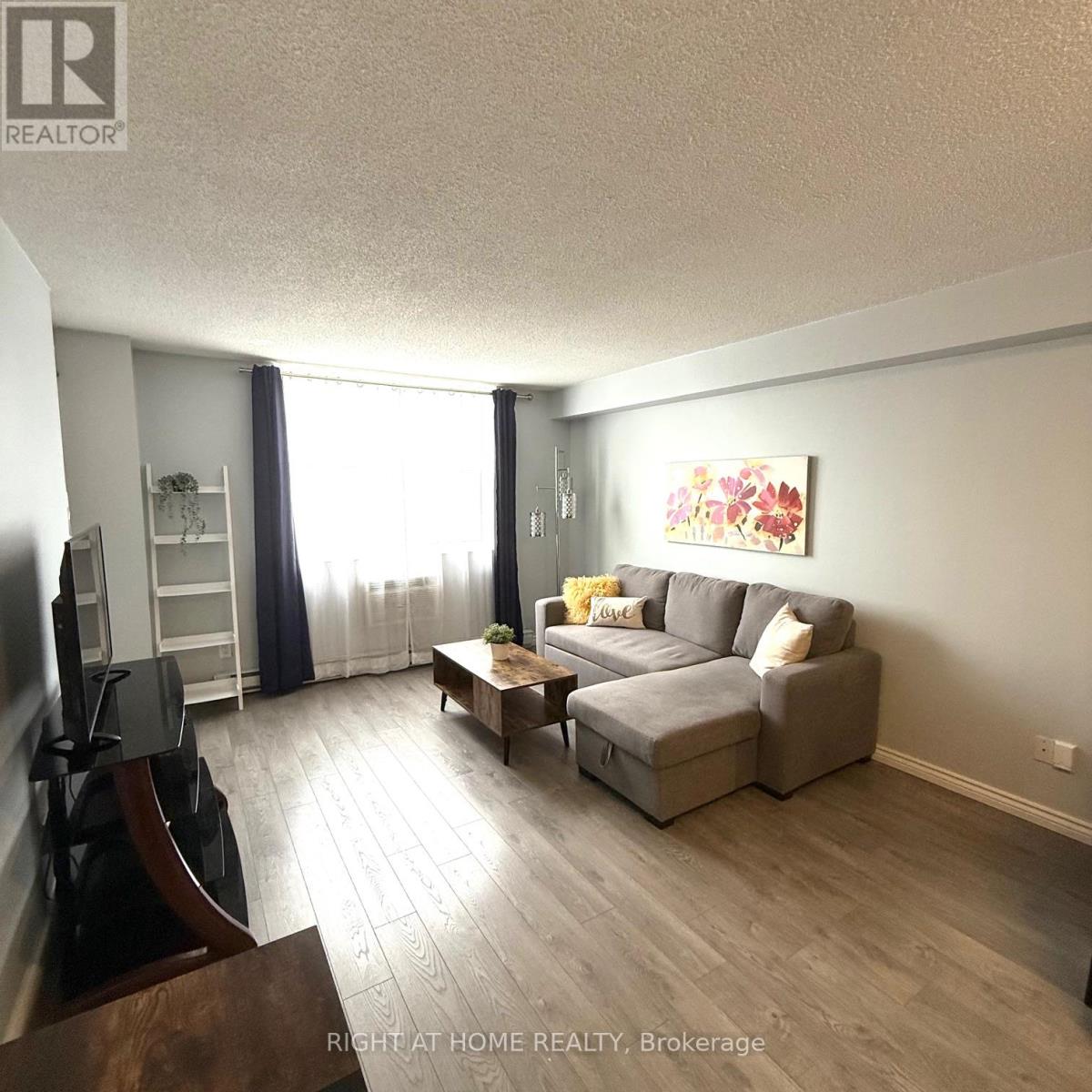806 - 260 Davis Drive, Newmarket, Ontario  L3Y 7C3 - Photo 4 - N12444508