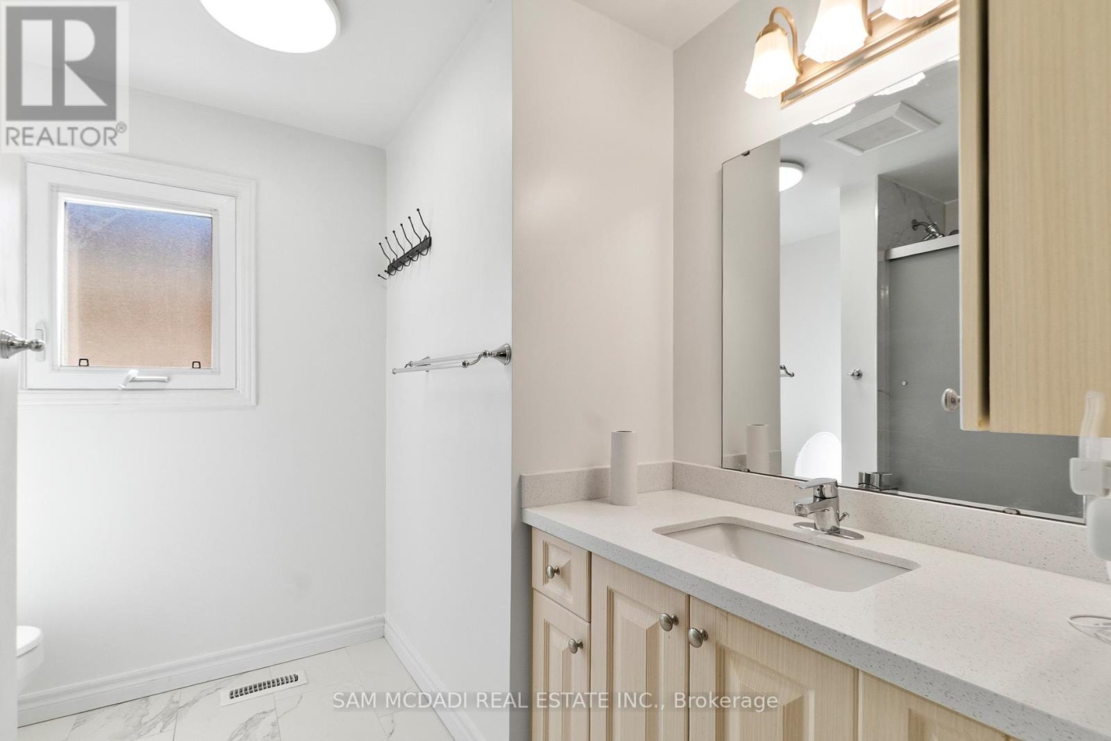 5948 Featherhead Crescent, Mississauga (Meadowvale), Ontario  L5N 2B6 - Photo 16 - W12444502