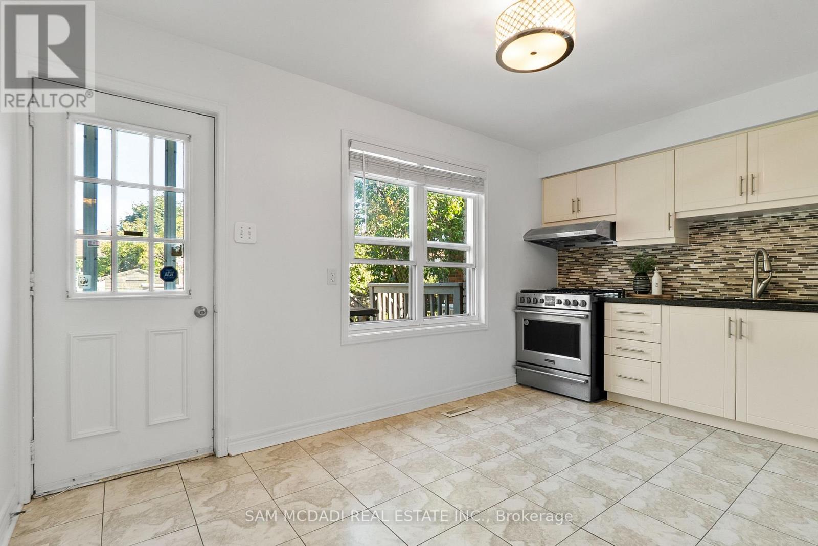 5948 Featherhead Crescent, Mississauga (Meadowvale), Ontario  L5N 2B6 - Photo 6 - W12444502