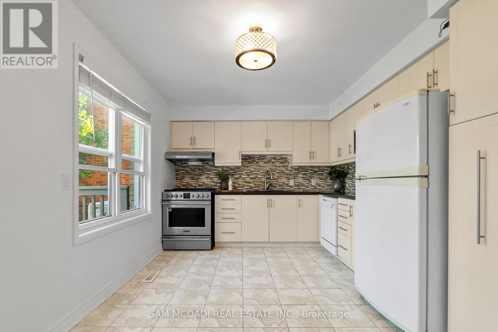 5948 Featherhead Crescent, Mississauga (Meadowvale), Ontario  L5N 2B6 - Photo 7 - W12444502