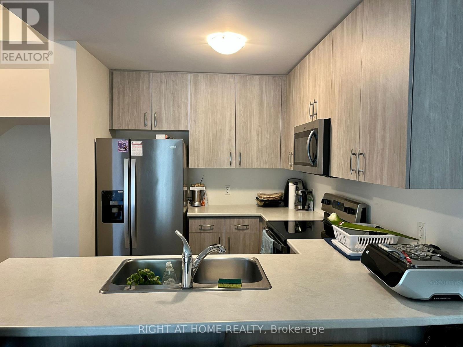 <div class="slider-price">$2,500 Monthly</div><p>43 - 27 Rachel Drive, Hamilton, Ontario</p>