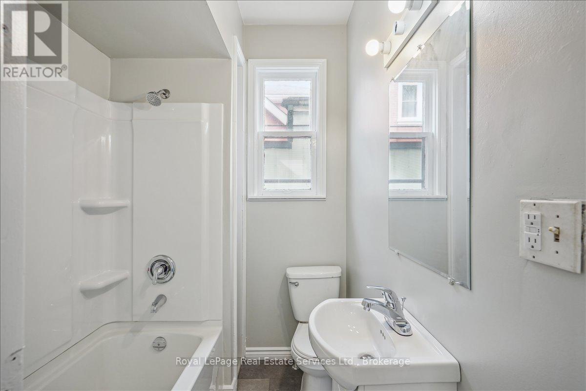 33 Rose Avenue, Brantford, Ontario  N3S 2M3 - Photo 17 - X12444561