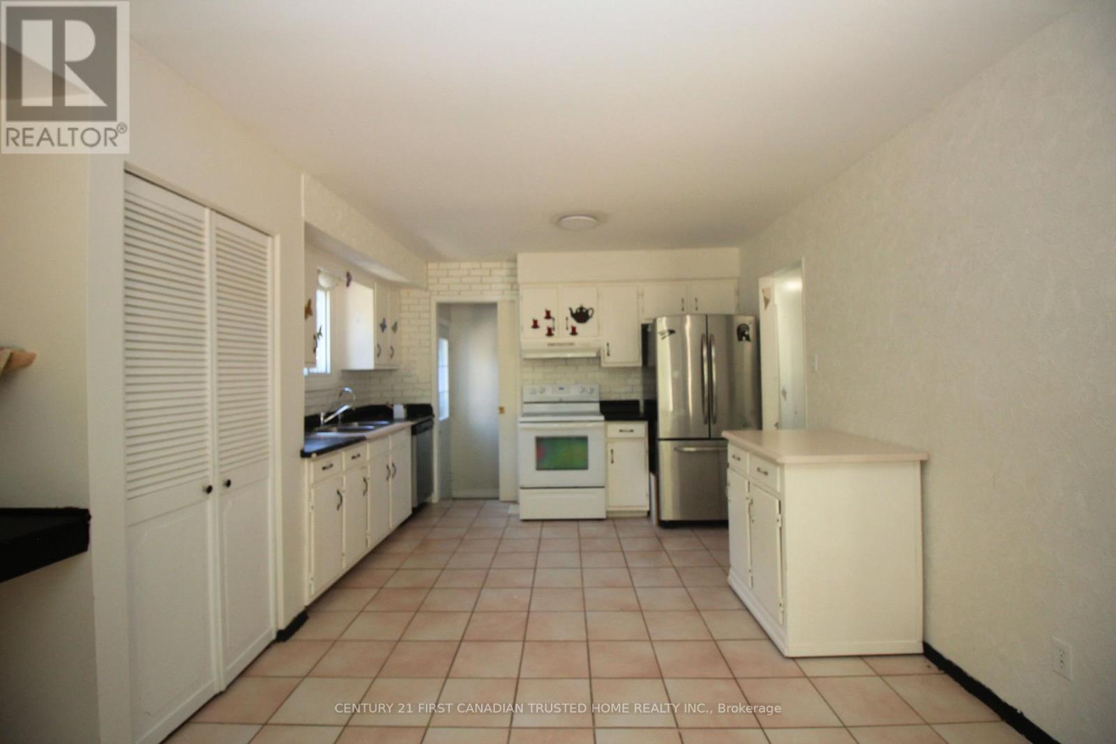 136 Lacey Crescent, London South (South X), Ontario  N6E 2E7 - Photo 11 - X12444067
