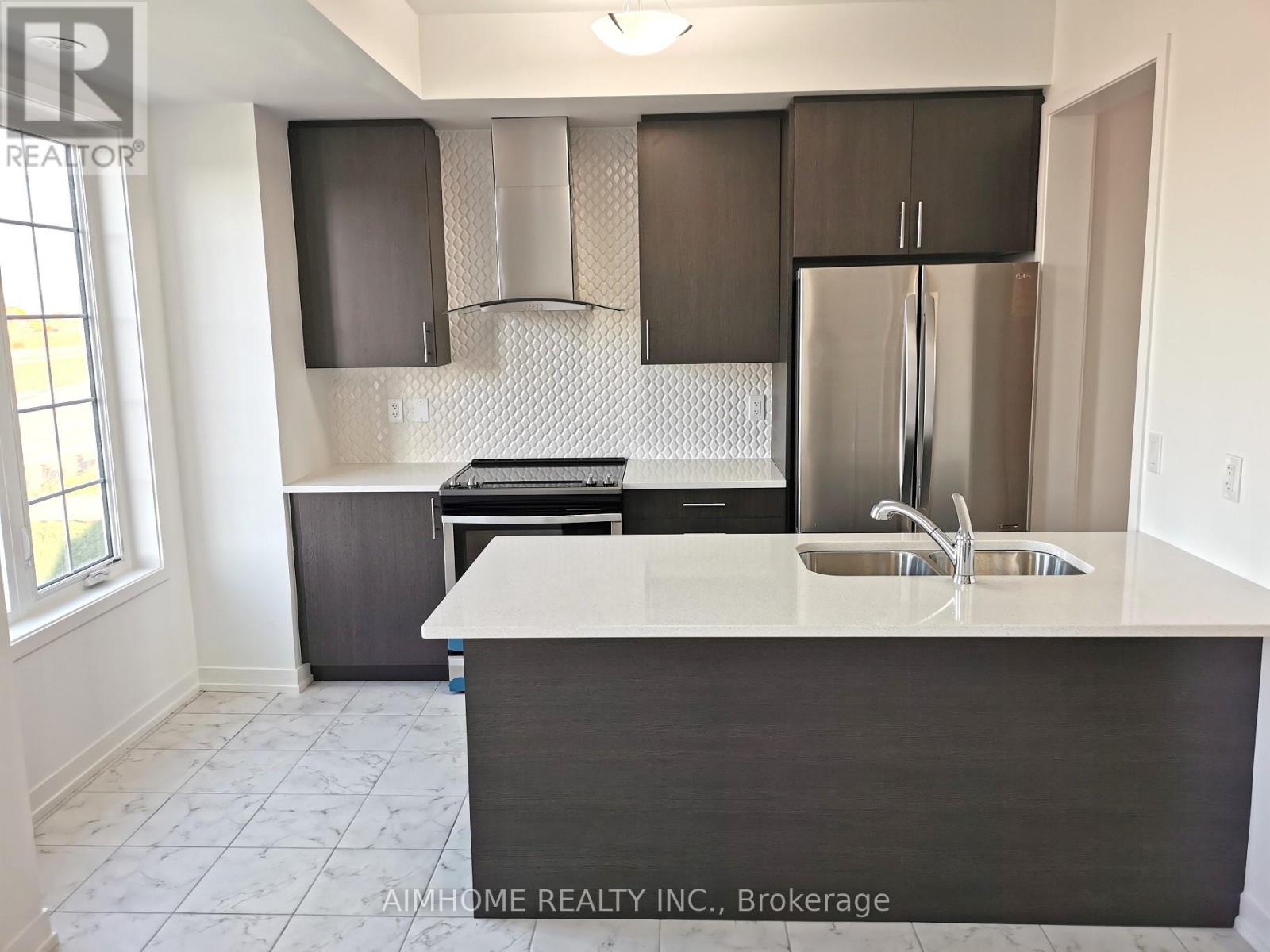 167 Harding Park Street, Newmarket, Ontario  L3Y 0E3 - Photo 2 - N12444578
