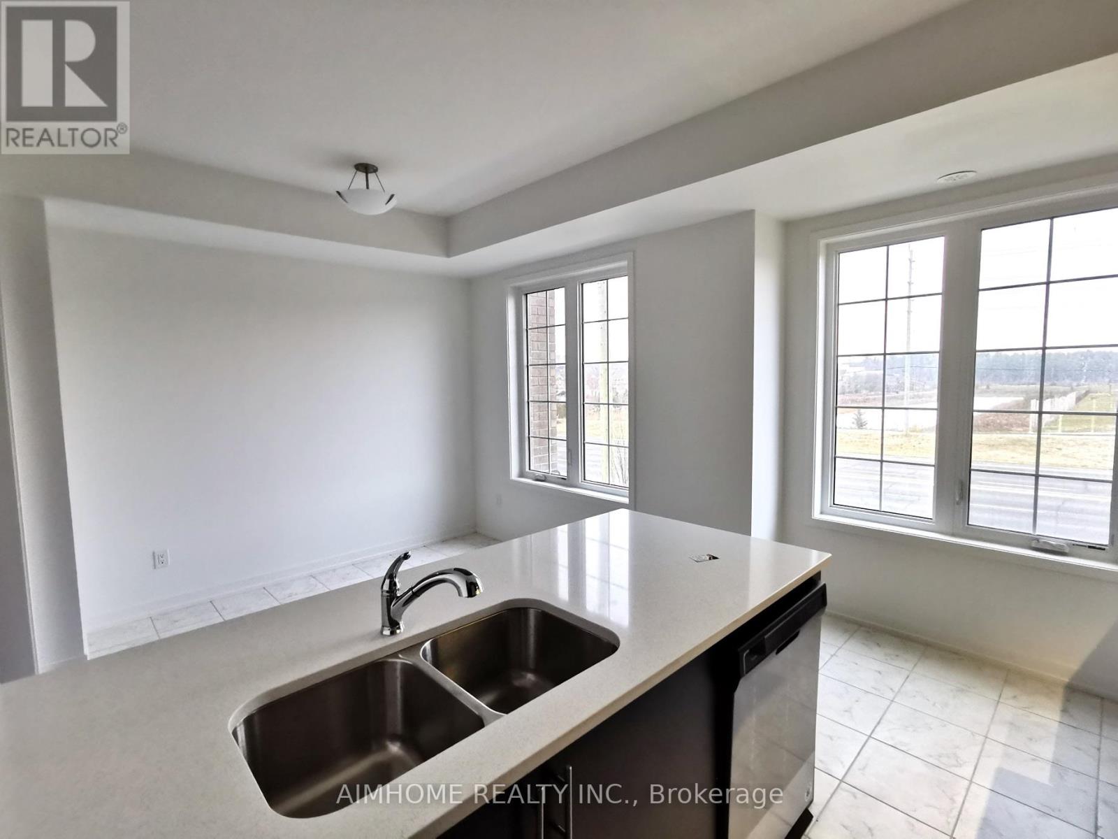 167 Harding Park Street, Newmarket, Ontario  L3Y 0E3 - Photo 4 - N12444578