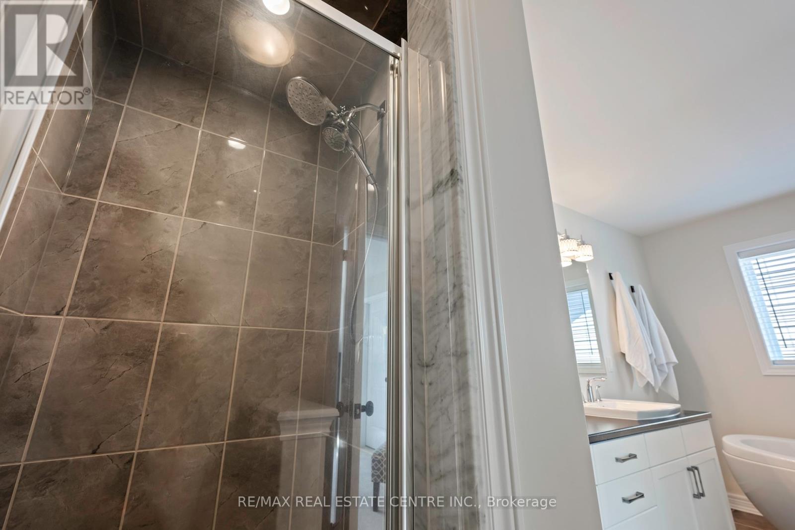 33 Wardlaw Avenue, Orangeville, Ontario  L9W 6K1 - Photo 34 - W12444520