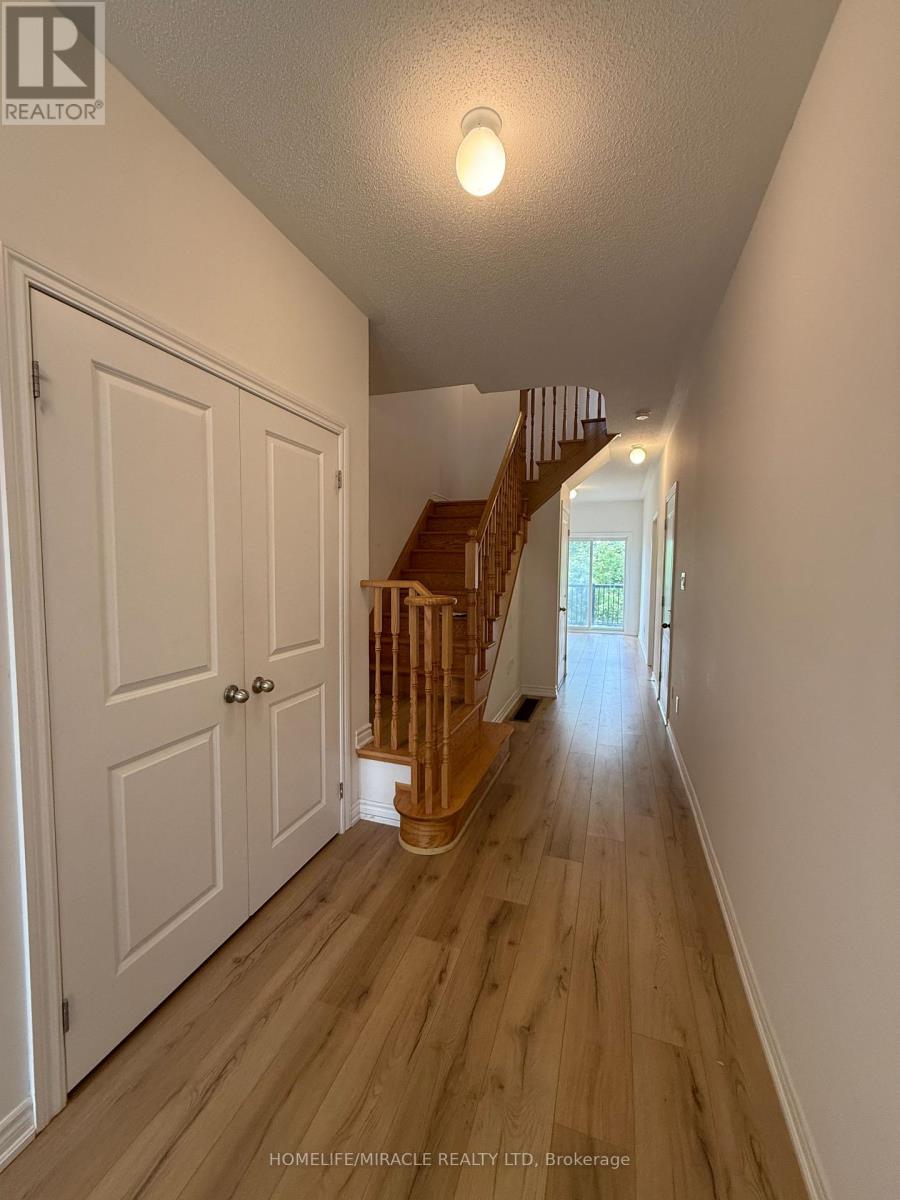 8 Pomarine Way, Brampton (Credit Valley), Ontario  L6X 0E4 - Photo 4 - W12444538