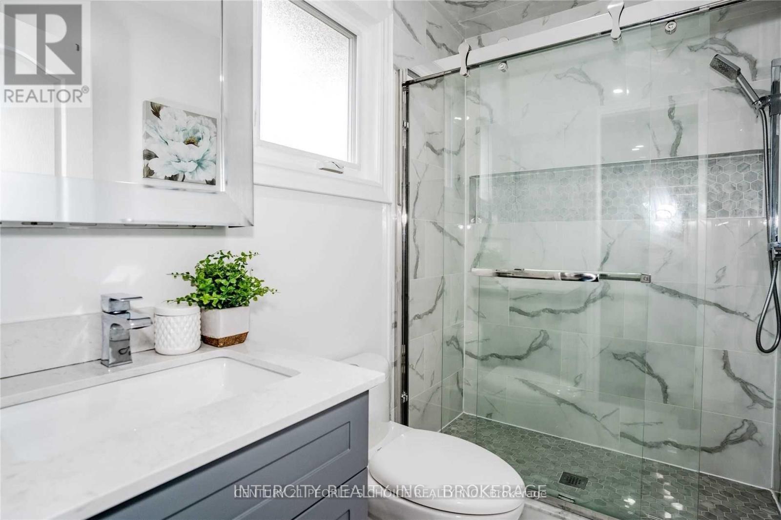 Upper - 165 Minglehaze Drive, Toronto, Ontario  M9V 4W7 - Photo 4 - W12443060