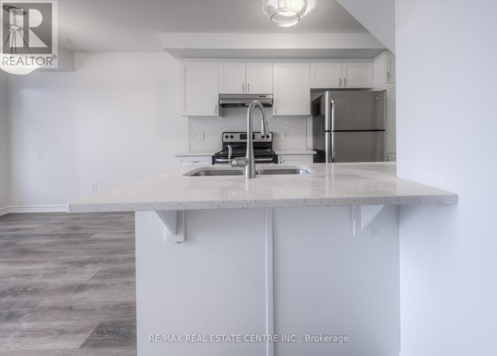 126 Daylily Lane, Kitchener, Ontario  N2R 0L7 - Photo 6 - X12441583