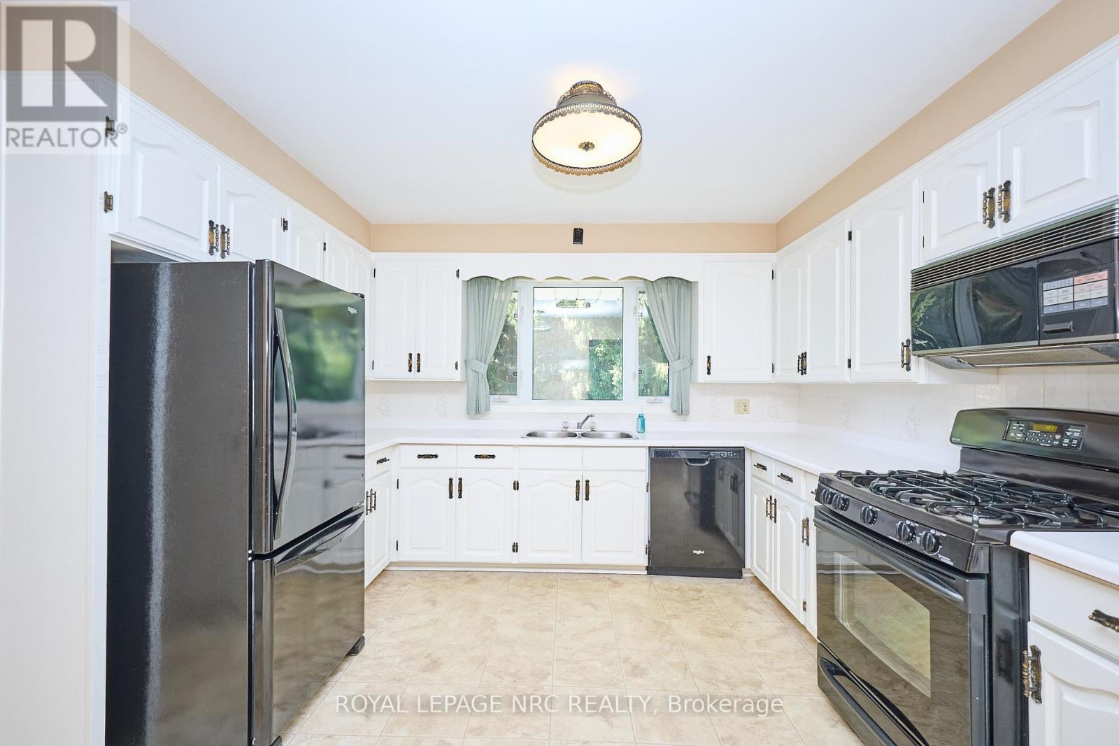 125 Daleview Drive, Pelham (Fonthill), Ontario  L0S 1E0 - Photo 22 - X12444584