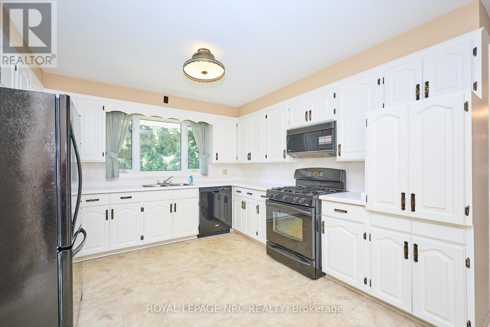 125 Daleview Drive, Pelham (Fonthill), Ontario  L0S 1E0 - Photo 23 - X12444584
