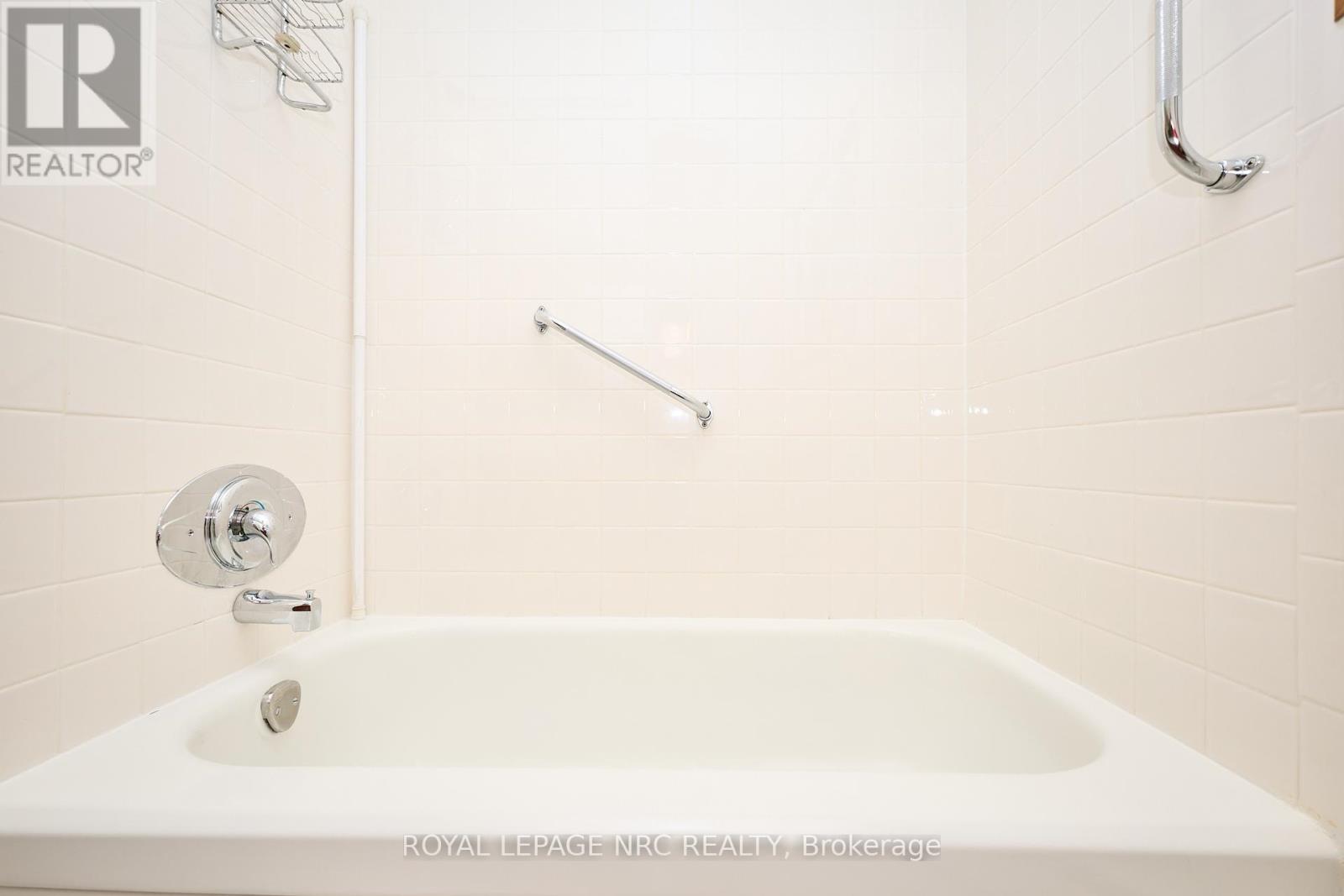 125 Daleview Drive, Pelham (Fonthill), Ontario  L0S 1E0 - Photo 33 - X12444584