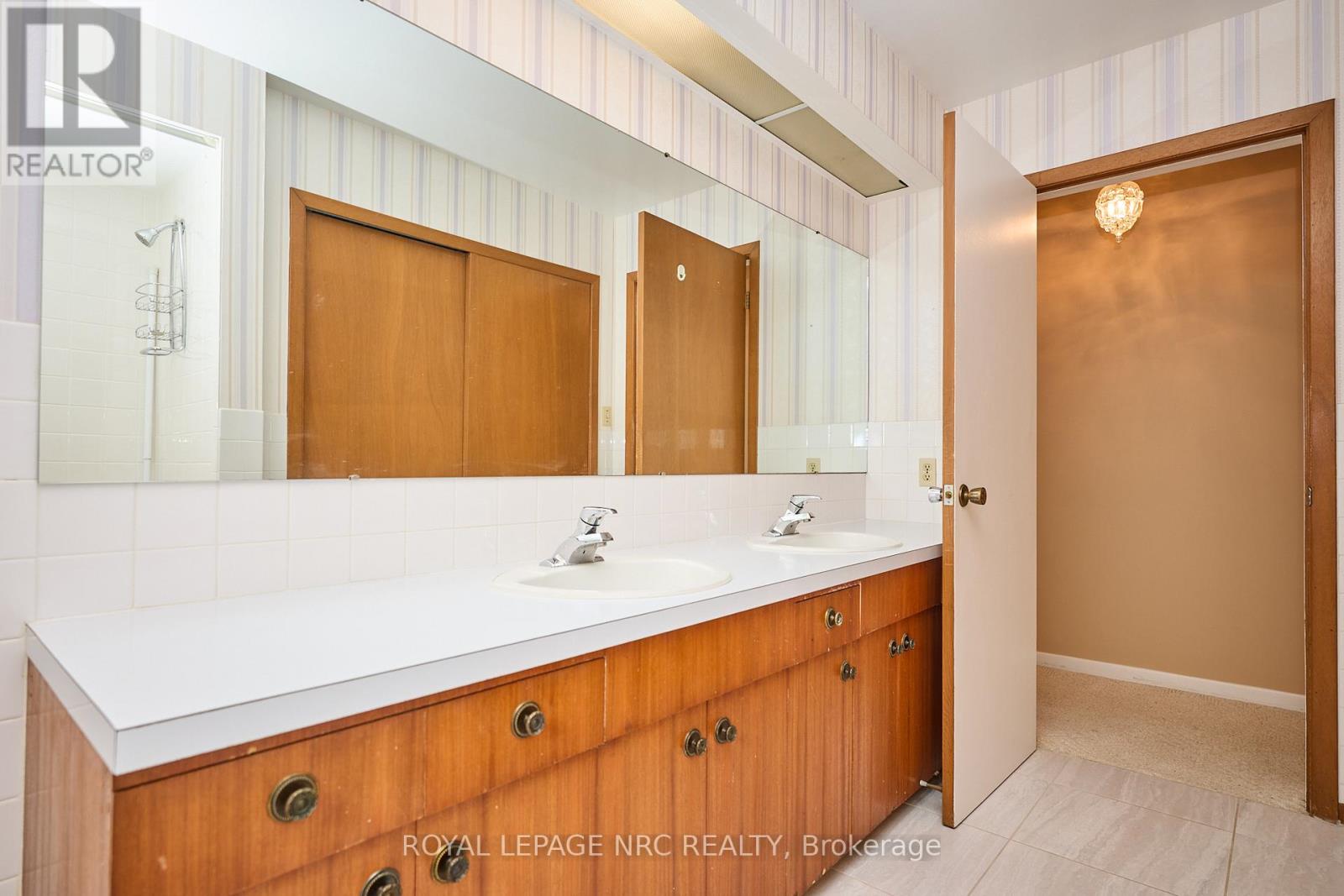 125 Daleview Drive, Pelham (Fonthill), Ontario  L0S 1E0 - Photo 34 - X12444584