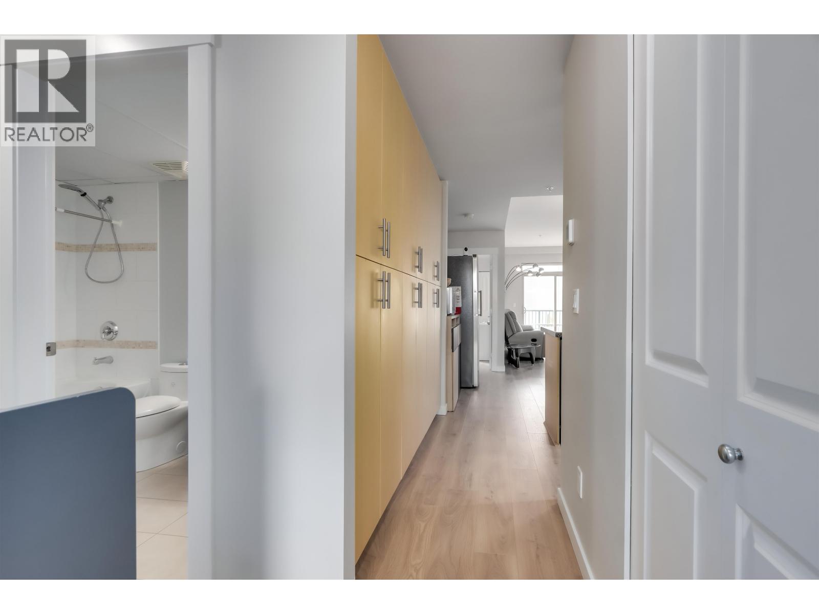 204 6077 London Road, Richmond, British Columbia  V6E 0A7 - Photo 2 - R3055275