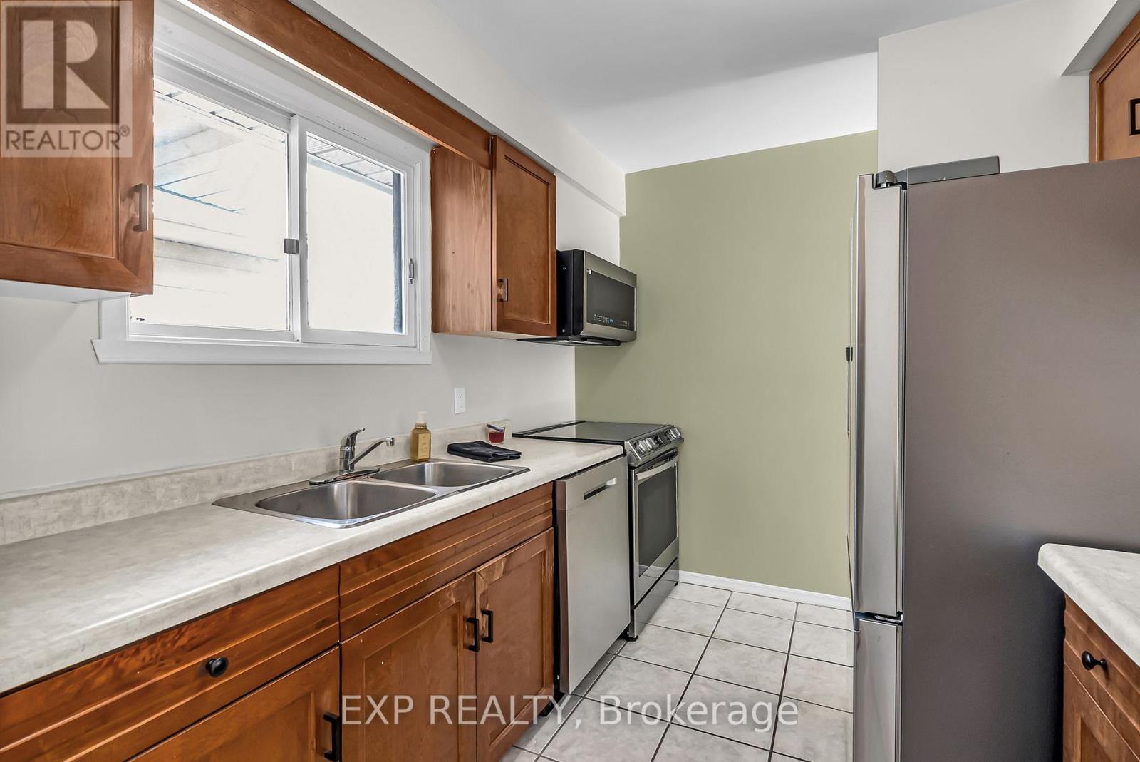 660 Champlain Drive, Cornwall, Ontario  K6H 6G6 - Photo 3 - X12444602