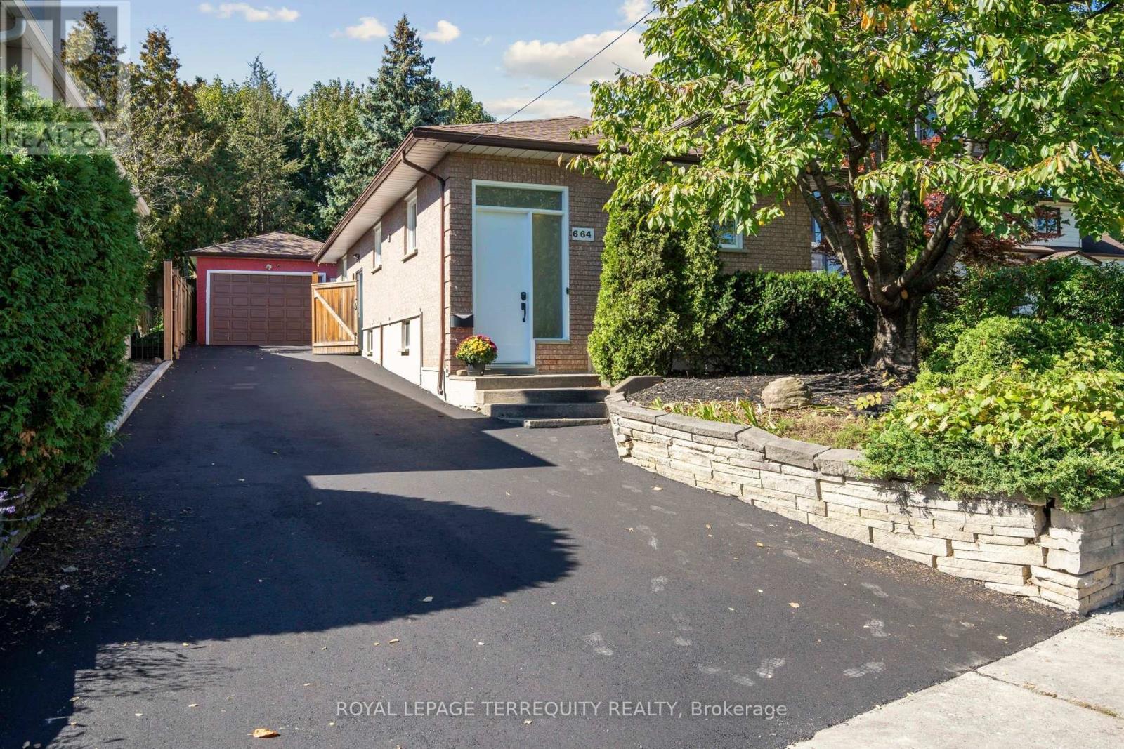 664 Scarlett Avenue, Toronto (Humber Heights), Ontario  M9P 2T1 - Photo 4 - W12444587