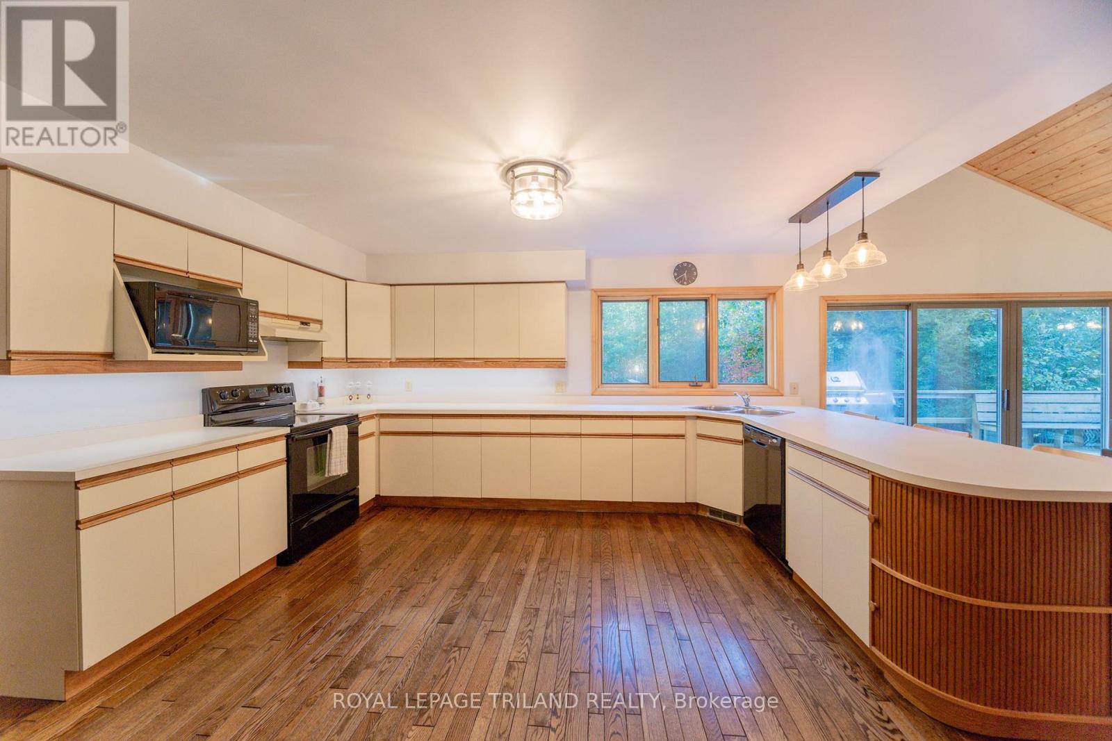 10395 Pinetree Drive, Lambton Shores (Grand Bend), Ontario  N0M 1T0 - Photo 23 - X12444608