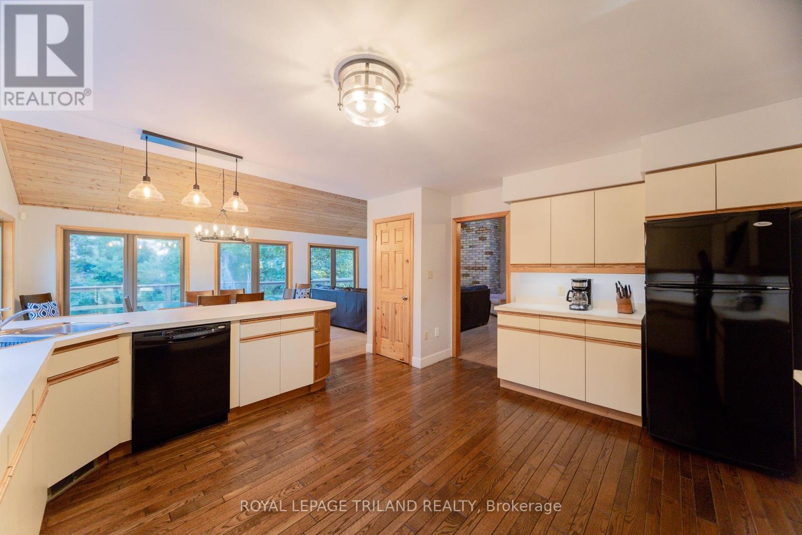 10395 Pinetree Drive, Lambton Shores (Grand Bend), Ontario  N0M 1T0 - Photo 25 - X12444608