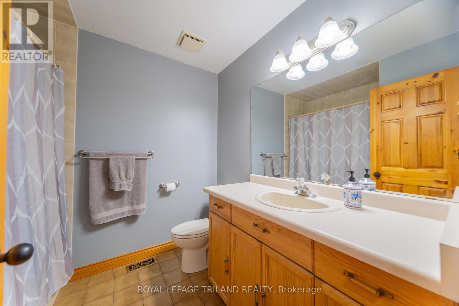 10395 Pinetree Drive, Lambton Shores (Grand Bend), Ontario  N0M 1T0 - Photo 32 - X12444608