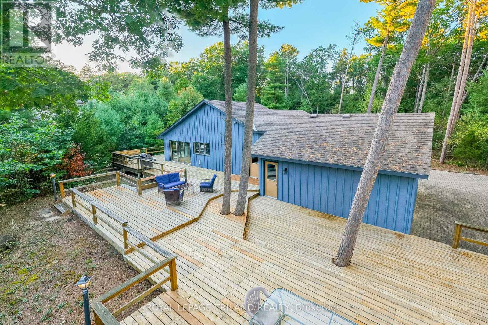 10395 Pinetree Drive, Lambton Shores (Grand Bend), Ontario  N0M 1T0 - Photo 5 - X12444608